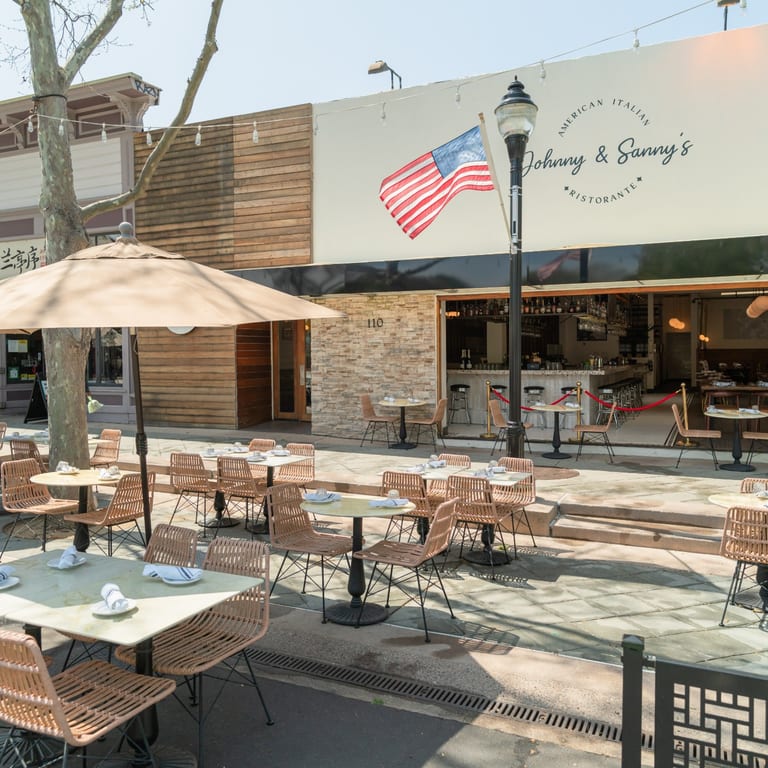 Dine-In & Outdoor Seating 